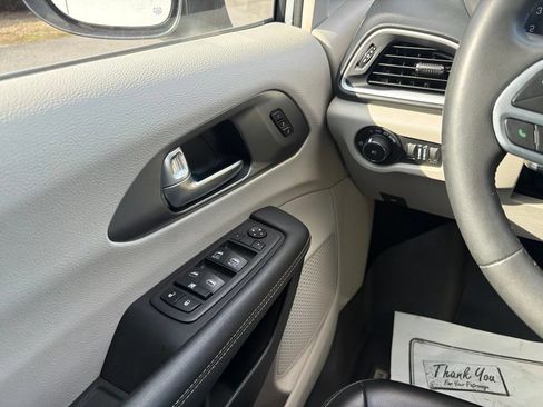 Used 2023 Chrysler Pacifica Touring-L FWD image 16