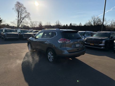 Used 2016 Nissan Rogue SV image 3