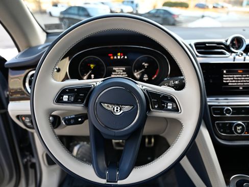 Used 2022 Bentley Bentayga image 24