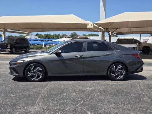 Certified 2025 Hyundai Elantra Limited FWD image 4