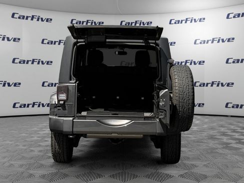 Used 2018 Jeep Wrangler Unlimited Sahara w/ Connectivity Group AWD/4WD image 10