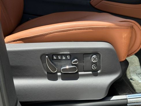 Used 2022 Bentley Bentayga AWD/4WD image 39