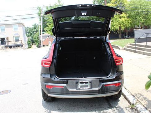 Used 2022 Volvo XC40 T5 Momentum image 7