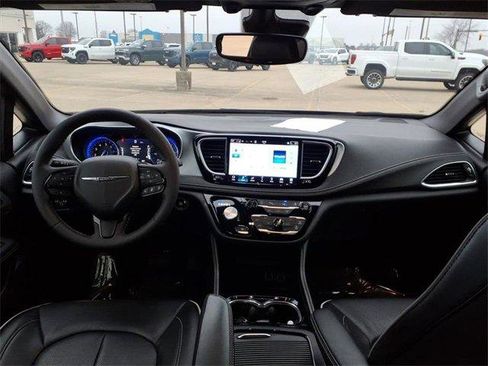 Used 2025 Chrysler Pacifica Limited image 8