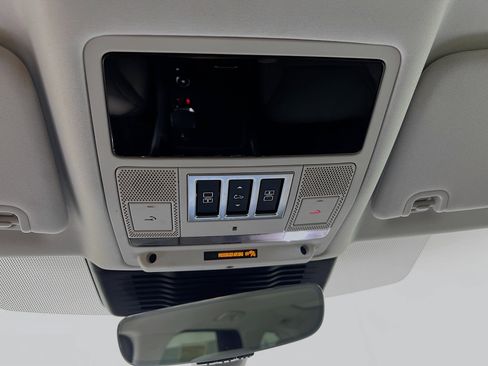 Used 2025 Land Rover Discovery S AWD/4WD image 21