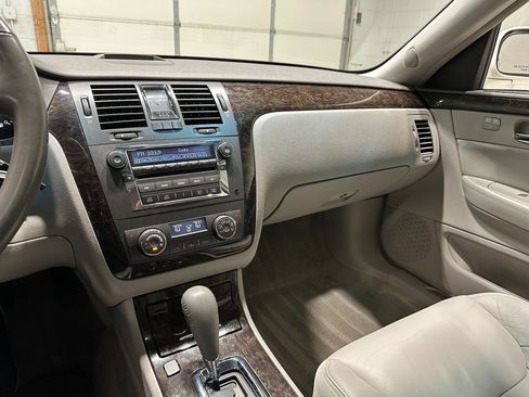 Used 2010 Cadillac DTS Luxury image 35