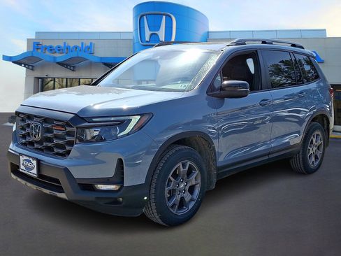 Used 2024 Honda Passport TrailSport image 3