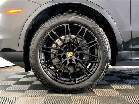 Certified 2024 Porsche Cayenne AWD/4WD image 11