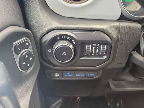 Used 2022 Jeep Wrangler Unlimited Sahara AWD/4WD image 21