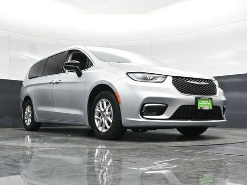 Certified 2024 Chrysler Pacifica Touring-L FWD image 57