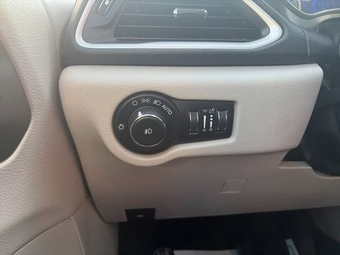 Used 2022 Chrysler Pacifica Touring-L FWD image 34