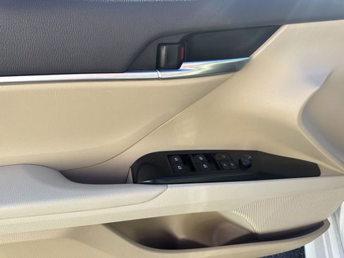 Used 2018 Toyota Camry L image 14