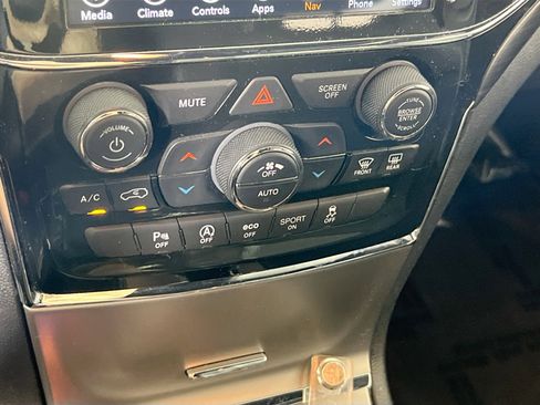 Used 2022 Jeep Grand Cherokee Laredo X image 16