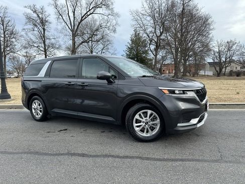 Certified 2024 Kia Carnival LX image 2