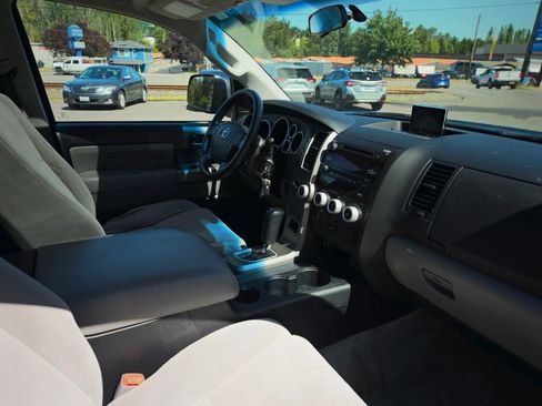 Used 2010 Toyota Sequoia SR5 AWD/4WD image 29
