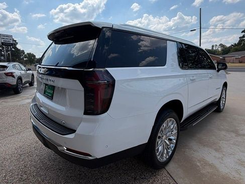 Used 2025 Chevrolet Suburban LT RWD image 8