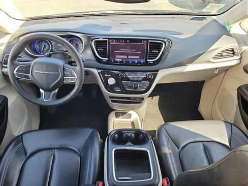 Used 2023 Chrysler Pacifica Touring-L image 14