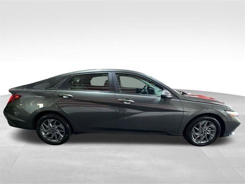 Used 2024 Hyundai Elantra Blue FWD image 4