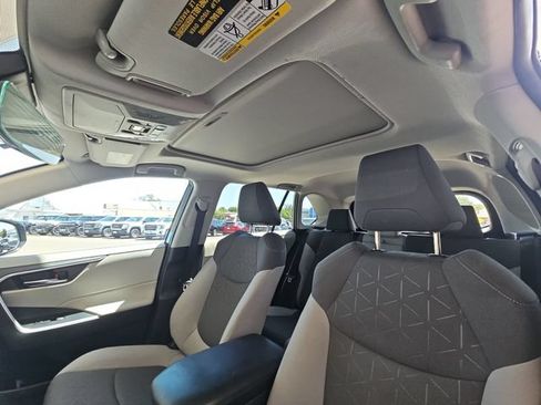 Used 2021 Toyota RAV4 XLE w/ Convenience Package FWD image 15