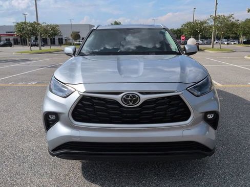 Used 2023 Toyota Highlander XLE FWD image 9
