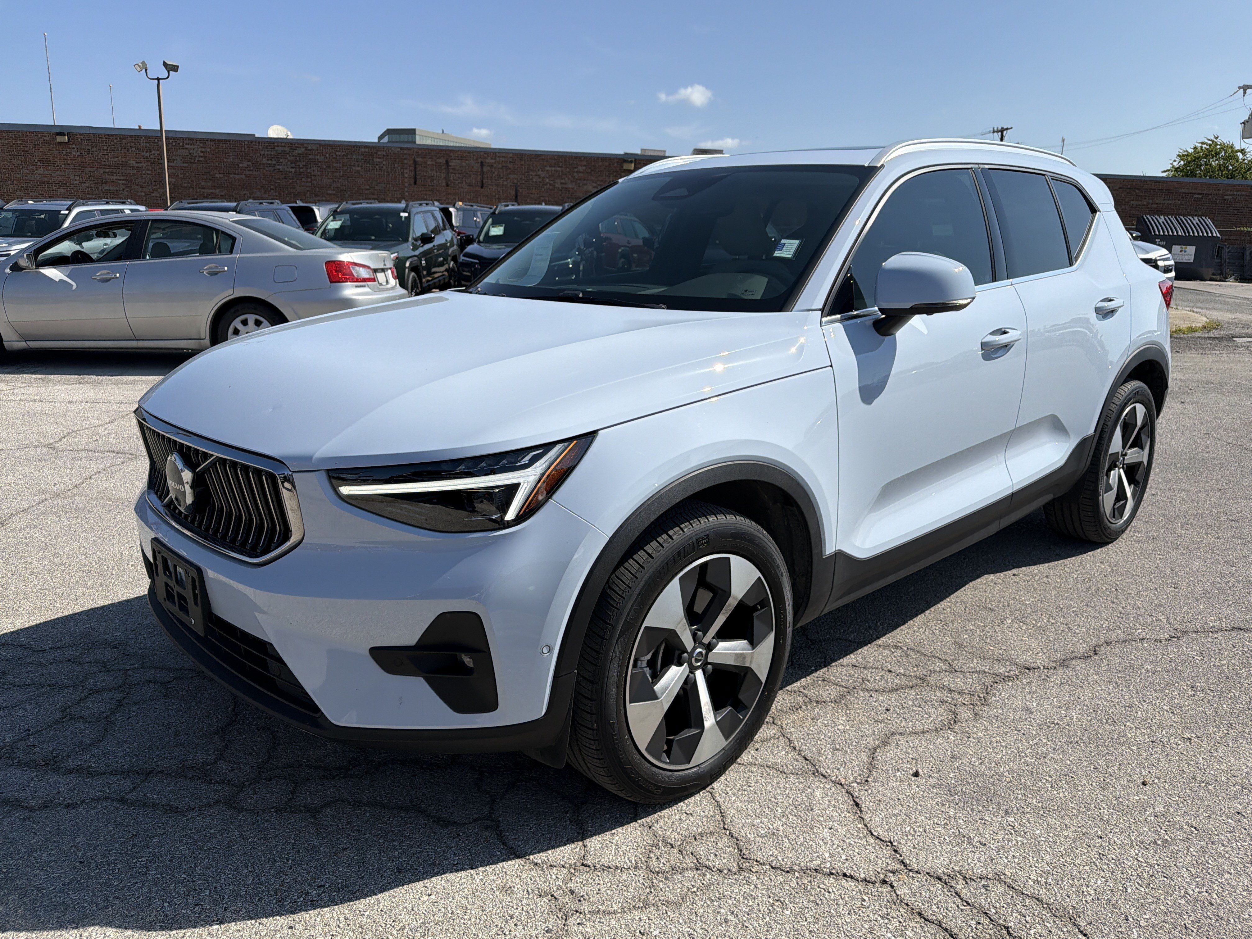 Used 2025 Volvo XC40 B5 Plus AWD/4WD image 7