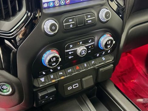 Used 2020 GMC Sierra 2500 AT4 w/ AT4 Premium Package AWD/4WD image 17