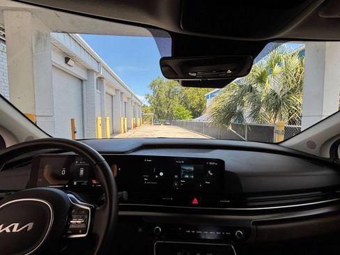 Used 2026 Kia Carnival FWD image 37