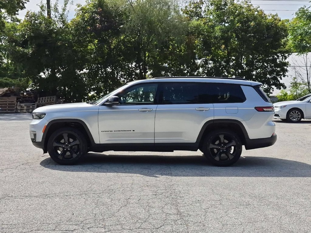 Used 2025 Jeep Grand Cherokee L Limited w/ Black Appearance Package AWD/4WD image 10