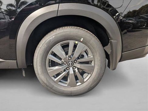 New 2025 Nissan Pathfinder S image 9