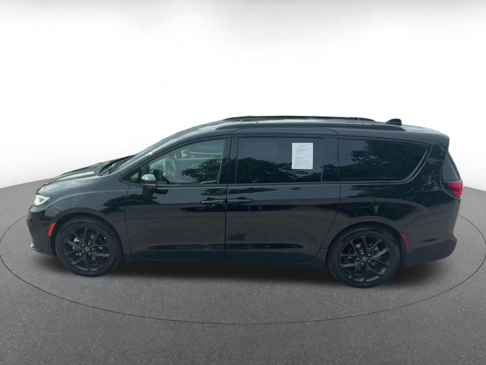 Used 2025 Chrysler Pacifica Limited FWD image 8