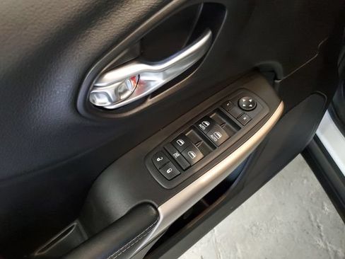 Used 2018 Jeep Cherokee Limited w/ Technology Group AWD/4WD image 12