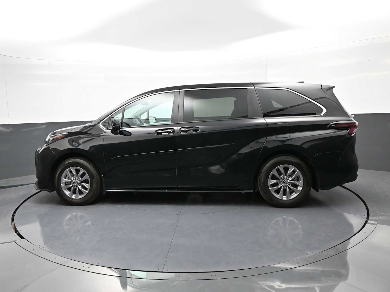 Used 2024 Toyota Sienna LE w/ Protection Package (TMS) AWD/4WD image 9