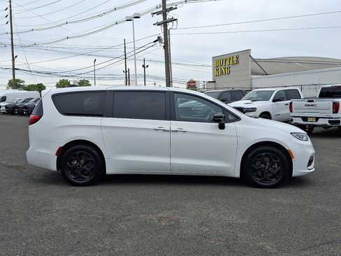 Certified 2024 Chrysler Pacifica Limited FWD image 8