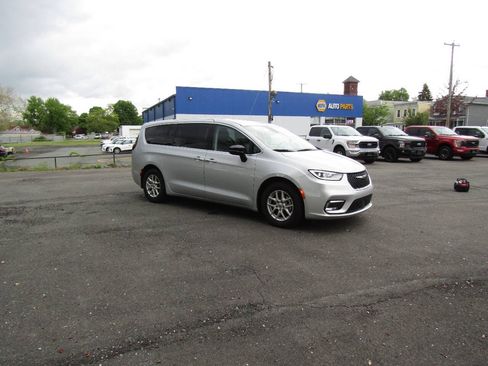 Used 2024 Chrysler Pacifica Touring-L FWD image 9