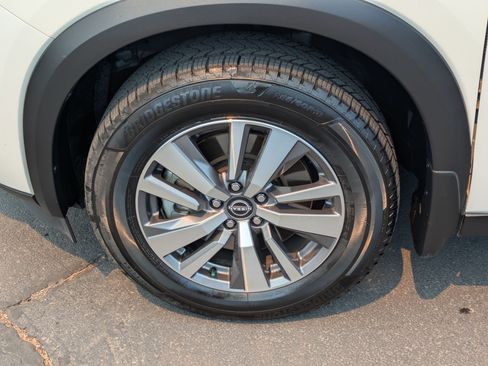 Used 2023 Nissan Pathfinder SL AWD/4WD image 13
