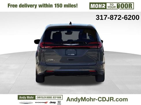 Used 2023 Chrysler Pacifica Touring-L image 6
