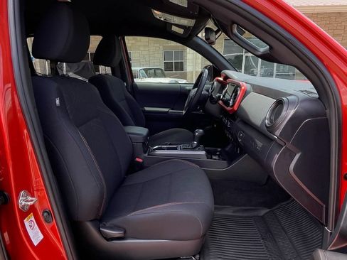Used 2018 Toyota Tacoma TRD Off-Road w/ Technology Package RWD image 31