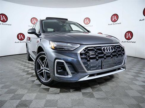 Used 2024 Audi Q5 e Premium Plus w/ Premium Plus Package image 2