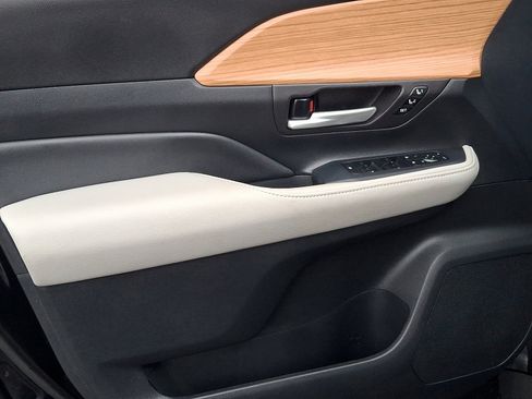 Certified 2025 Toyota Grand Highlander AWD image 13