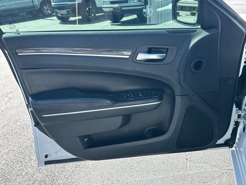 Used 2022 Chrysler 300 Touring L RWD image 11