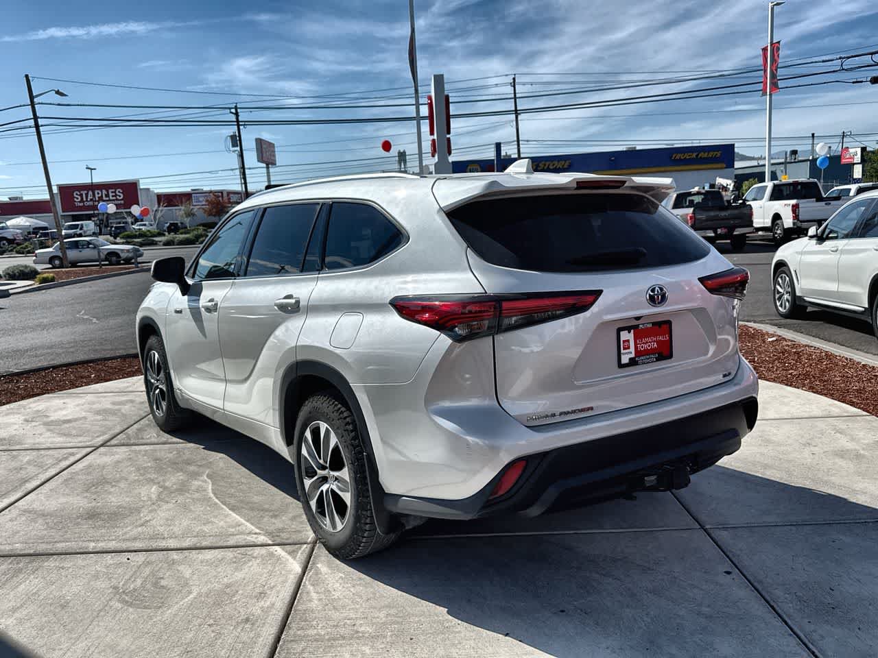 Used 2021 Toyota Highlander XLE AWD/4WD image 5
