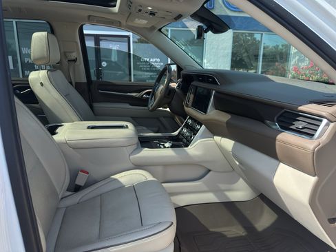 Used 2021 GMC Yukon XL Denali w/ Denali Premium Package AWD/4WD image 11