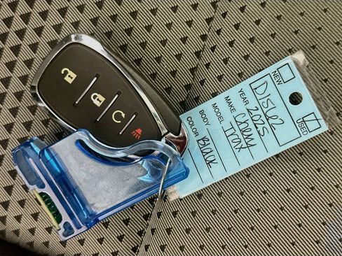 Used 2025 Chevrolet Trax LT FWD image 36