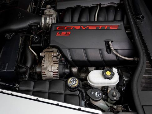 Used 2009 Chevrolet Corvette Coupe w/ Z51 Performance Package RWD image 16