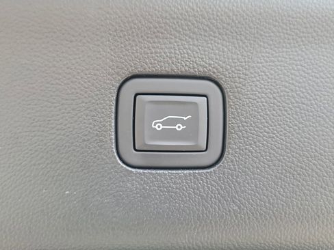 Used 2023 Buick Enclave Essence FWD image 9