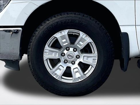 Used 2018 Nissan Titan SV w/ SV Convenience Package AWD/4WD image 10