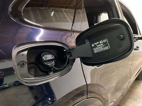 Used 2019 Porsche Cayenne w/ Premium Package image 97