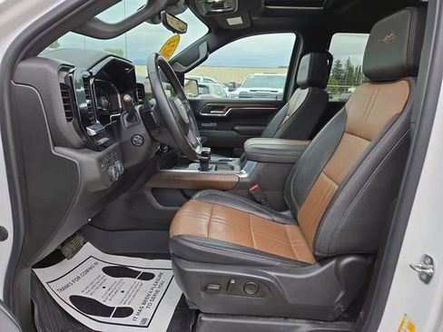 Used 2024 Chevrolet Silverado 1500 High Country w/ Technology Package AWD/4WD image 2
