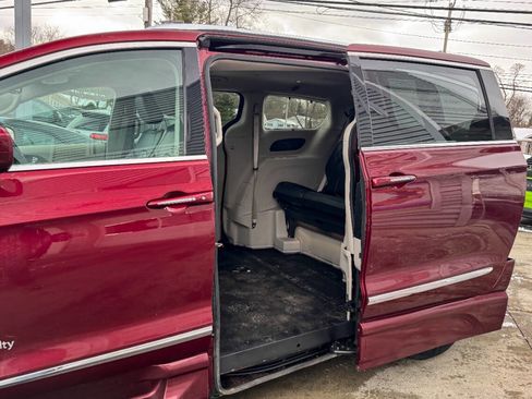 Used 2018 Chrysler Pacifica Touring-L image 19