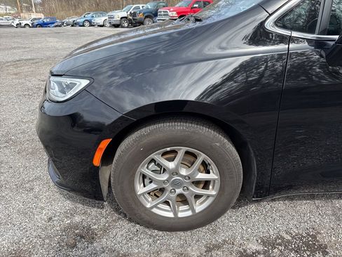 Used 2025 Chrysler Pacifica Select image 6